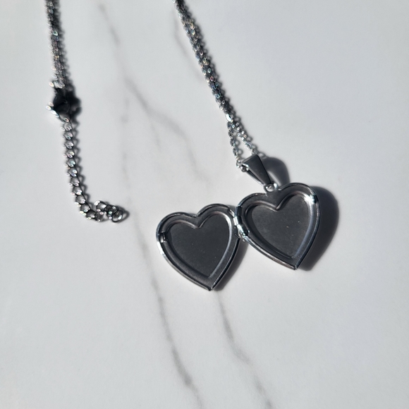 Stainless steel silver heart locket with sea shell front necklace - Picture 7 of 7